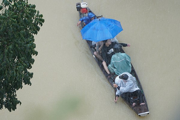 Sông Hương vượt báo động 3, nhiều địa phương ở Huế ngập chìm trong lũ - Anh 1