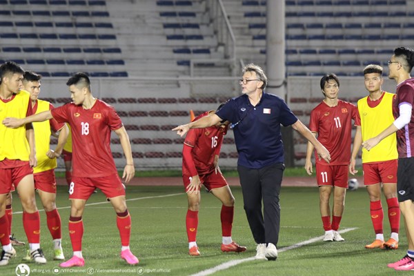 Tuyển Việt Nam sẵn sàng cho trận đấu với Philippines - Anh 2