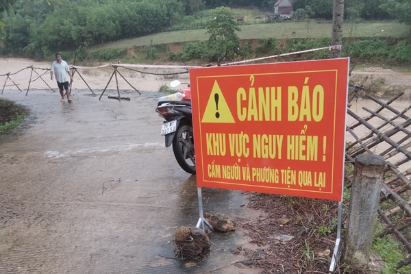 Tập trung khắc phục các điểm sạt lở gây ách tắc giao thông ở miền núi Quảng Ngãi - Anh 4