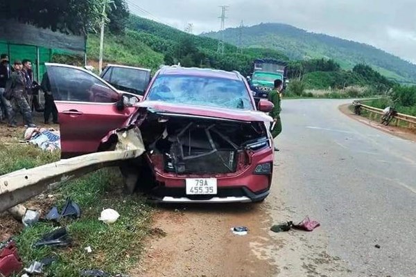 Tạm giữ tài xế lái xe vụ tai nạn giao thông làm 5 người thương vong - Anh 1