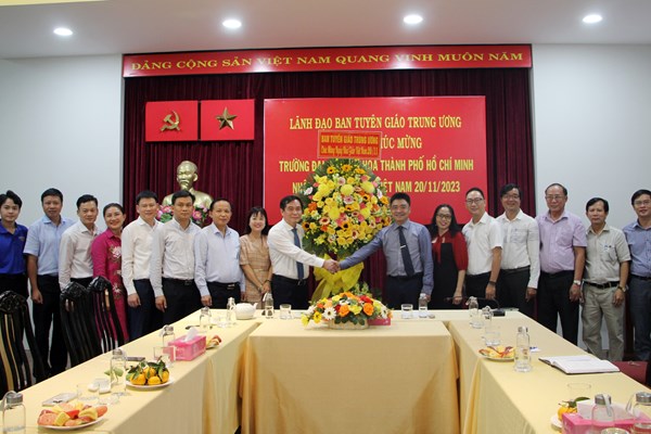 Ban Tuyên giáo Trung ương thăm Trường ĐH Văn hóa TP.HCM nhân Ngày Nhà giáo Việt Nam - Anh 1
