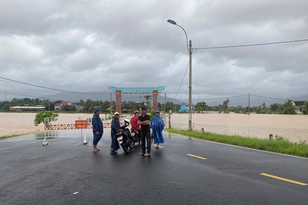 Mưa lũ gây nhiều nơi ở Bình Định, Phú Yên bị ngập nước, giao thông chia cắt - Anh 3