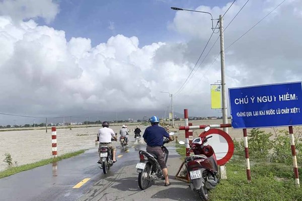Mưa lũ gây nhiều nơi ở Bình Định, Phú Yên bị ngập nước, giao thông chia cắt - Anh 1