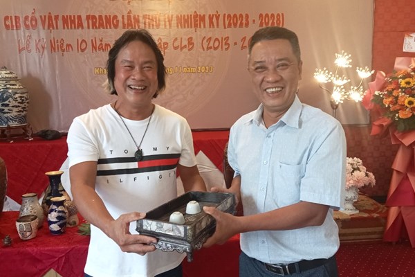 Hiến tặng cổ vật đấu giá cho Bảo tàng tỉnh Khánh Hòa - Anh 3