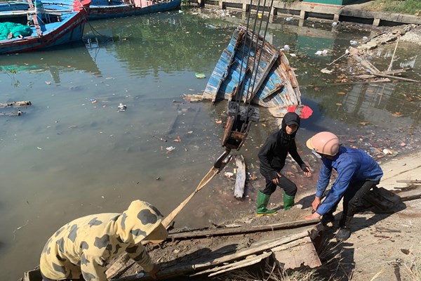 Quảng Ngãi: Ra quân thu dọn 30 xác tàu cá ở cảng cá Sa Huỳnh - Anh 1