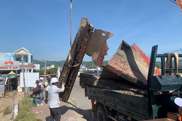 Quảng Ngãi: Ra quân thu dọn 30 xác tàu cá ở cảng cá Sa Huỳnh - Anh 2