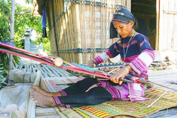 Bình Định: Phát triển làng nghề truyền thống gắn với du lịch - Anh 1
