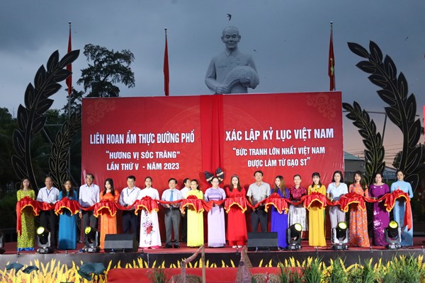 Bức tranh lớn nhất Việt Nam được làm từ gạo ST - Anh 1