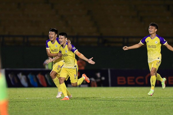 CLB Hà Nội đánh bại B.Bình Dương trong trận đấu bù V.League - Anh 2