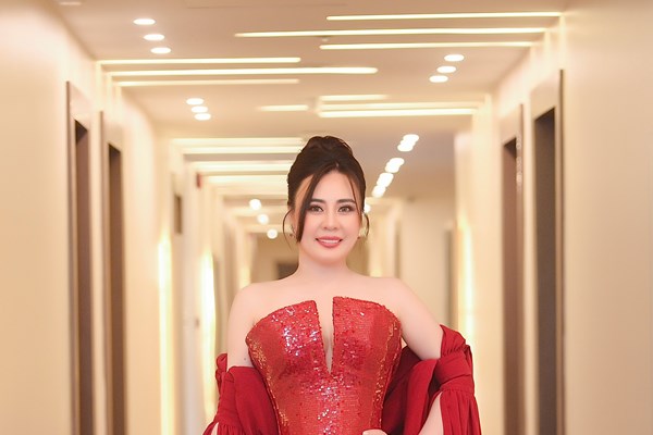 Mrs Grand International 2022 Phan Kim Oanh trao vương miện cho người kế nhiệm - Anh 2