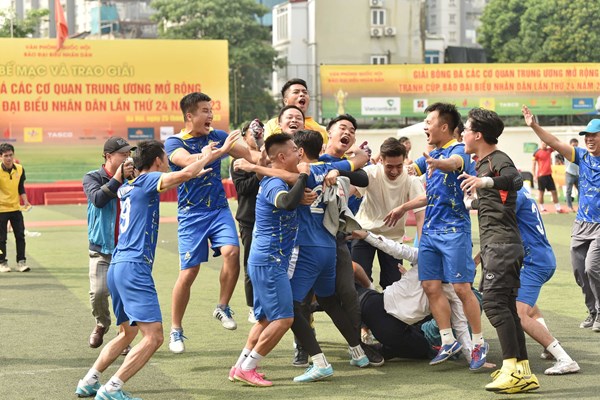 Vietnam Airlines lần đầu tiên vô địch Giải bóng đá tranh Cup Báo Đại biểu Nhân dân - Anh 2