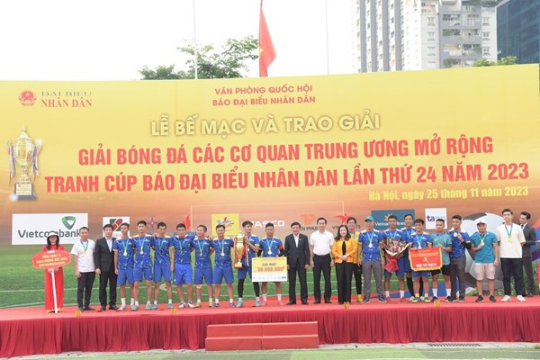 Vietnam Airlines lần đầu tiên vô địch Giải bóng đá tranh Cup Báo Đại biểu Nhân dân - Anh 5