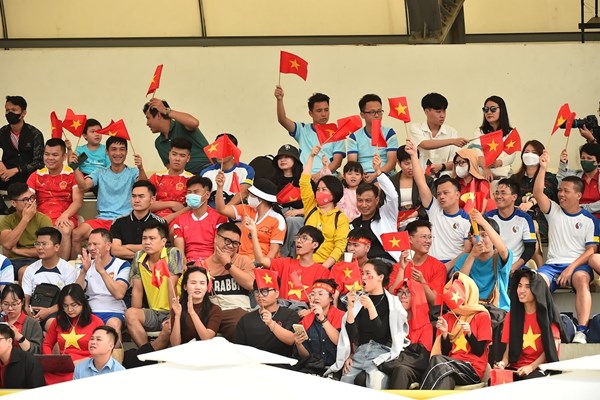 Vietnam Airlines lần đầu tiên vô địch Giải bóng đá tranh Cup Báo Đại biểu Nhân dân - Anh 4