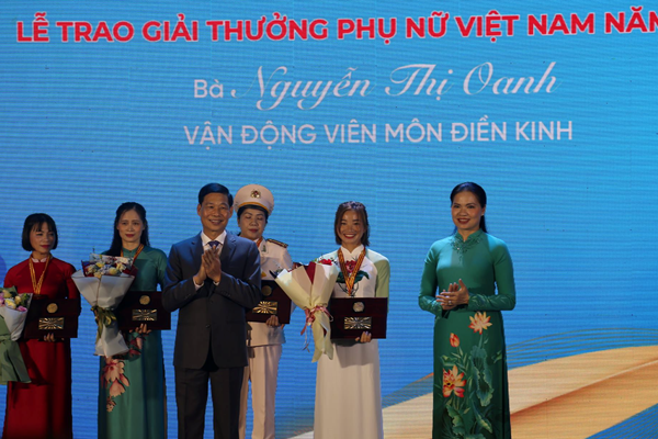 VĐV Nguyễn Thị Oanh được trao Giải thưởng Phụ nữ Việt Nam 2023 - Anh 2