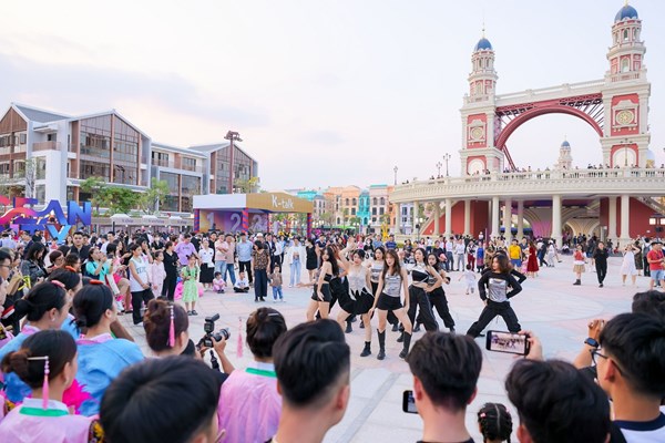 Hàng nghìn người đắm chìm trong văn hóa Hàn Quốc tại lễ hội “K-Day in K-Town” - Anh 1