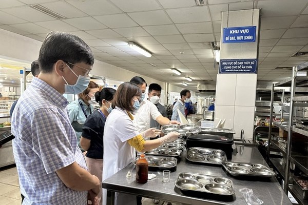 Hà Nội: Kiểm soát chặt công tác đảm bảo an toàn thực phẩm bếp ăn tại khu công nghiệp - Anh 2