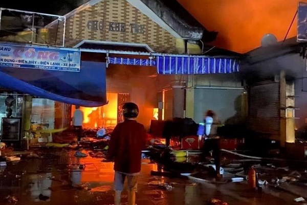 Thừa Thiên Huế: Chợ Khe Tre cháy lớn lúc rạng sáng, nhiều hàng hóa bị thiêu rụi - Anh 2