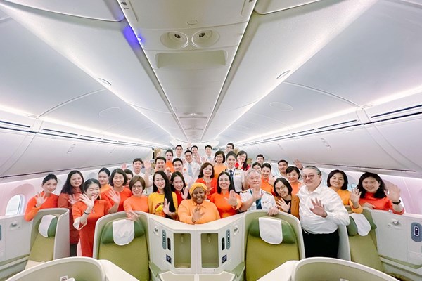 Tô cam bầu trời quốc tế với tà áo dài Việt - Anh 2