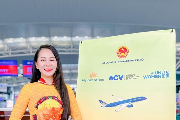 Tô cam bầu trời quốc tế với tà áo dài Việt - Anh 3