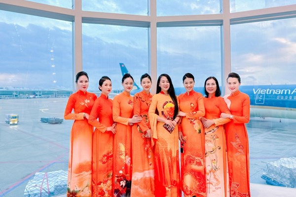 Tô cam bầu trời quốc tế với tà áo dài Việt - Anh 4