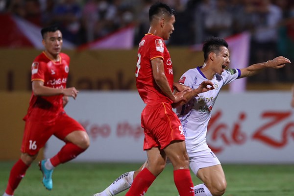 Công an Hà Nội chia điểm với đội đầu bảng Nam Định - Anh 1