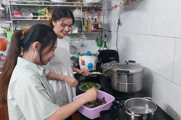 Chương trình đón du học sinh Lào ở nhà bố mẹ Việt tại TP Đà Nẵng: Hiểu để yêu văn hóa Việt Nam - Anh 2