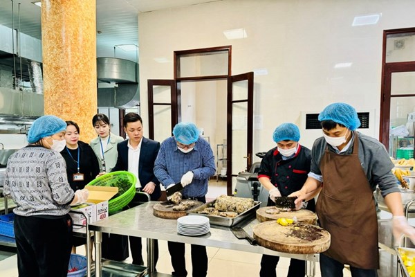 Bắc Ninh: Tăng cường kiểm tra, giám sát phòng chống ngộ độc thực phẩm - Anh 1