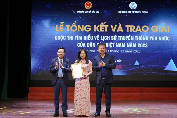 Trao giải cuộc thi Tìm hiểu lịch sử truyền thống yêu nước của dân tộc Việt Nam - Anh 2