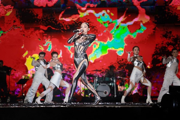 Maroon 5 và dàn sao Việt mang tới “cơn địa chấn” cảm xúc trong đêm 8Wonder Winter Festival - Anh 18