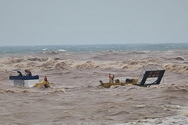 Tìm kiếm 2 thuyền viên bị mất tích trên vùng biển Thừa Thiên Huế - Anh 1