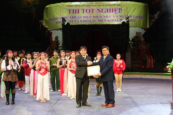 Trường Trung cấp Nghệ thuật Xiếc và Tạp kỹ Việt Nam tổ chức thi tốt nghiệp cho học sinh Lào - Anh 1