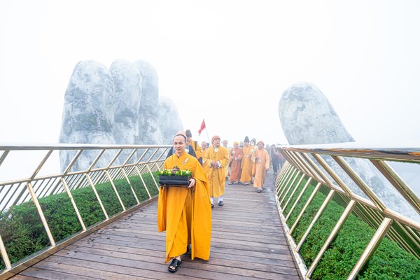 Hơn 300 Tăng Ni Sư Giáo hội Phật giáo đến quần thể tâm linh trên đỉnh Bà Nà hành hương, chiêm bái - Anh 2