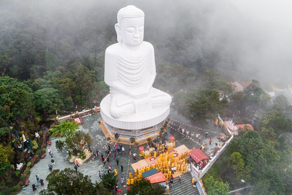 Hơn 300 Tăng Ni Sư Giáo hội Phật giáo đến quần thể tâm linh trên đỉnh Bà Nà hành hương, chiêm bái - Anh 1