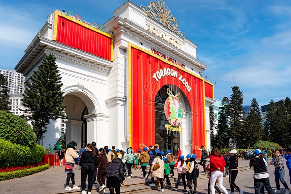 Hàng ngàn khách hàng check-in mua sắm tại Hội chợ Art toy Giáng sinh quốc tế đầu tiên tại Việt Nam - Anh 1