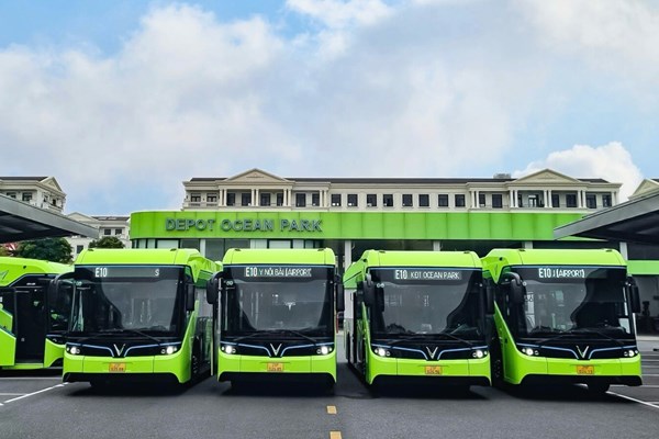 Chính thức có xe buýt điện VinBus kết nối nội đô Hà Nội tới sân bay Nội Bài - Anh 1