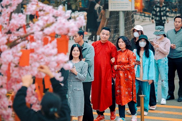 “Dân chơi” Hà Thành diện áo dài check in “cháy máy” tại Chợ Tết xưa “phố Đông” Hà Nội - Anh 9