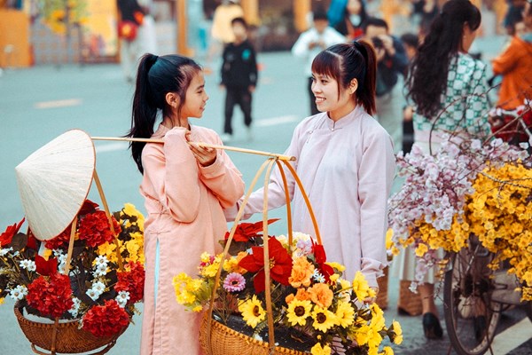 “Dân chơi” Hà Thành diện áo dài check in “cháy máy” tại Chợ Tết xưa “phố Đông” Hà Nội - Anh 10