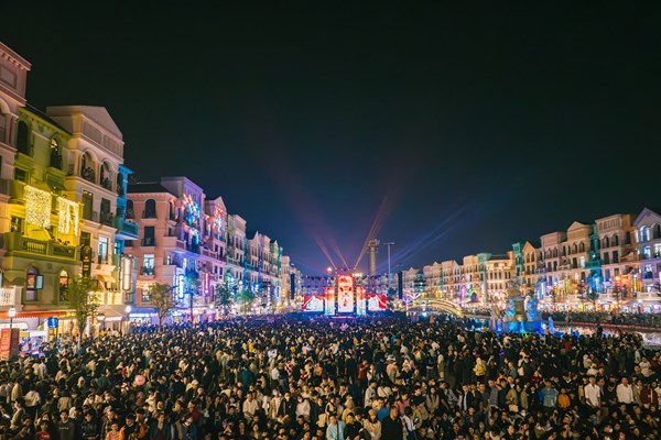 “Phố Đông” Hà Nội “sốt rần rần” với màn bắn pháo hoa chào năm mới 2024, đạt kỷ lục gần 160.000 lượt khách - Anh 5