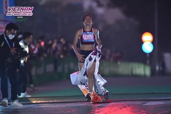 Phá hai kỷ lục quốc gia tại Giải bán marathon quốc tế Việt Nam 2024 - Anh 2