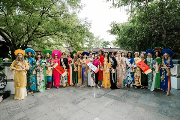 NTK Châu Loan tự hào góp phần quảng bá và tôn vinh áo dài Việt - Anh 3