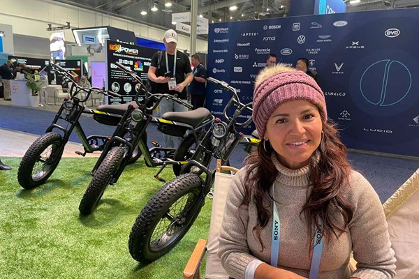 Khách Mỹ thích thú trải nghiệm xe đạp điện DrgnFly của VinFast - Anh 2