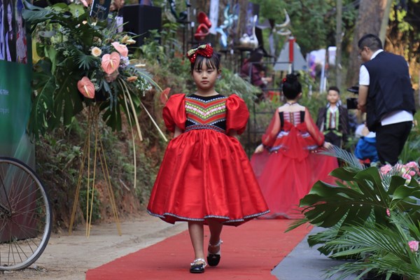 Trình diễn thời trang dân tộc K’Ho trên đường phố Đà Lạt - Anh 1