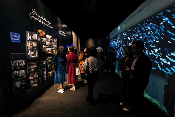 Gần 3.000 người tham quan triển lãm đa phương tiện “Dòng chảy Hà Nội” - Anh 1