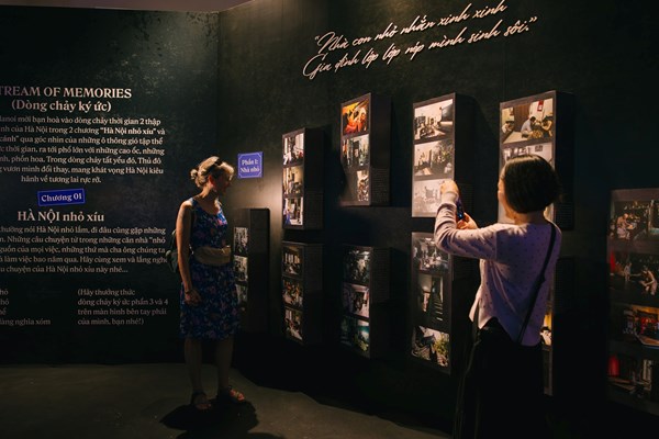Gần 3.000 người tham quan triển lãm đa phương tiện “Dòng chảy Hà Nội” - Anh 2