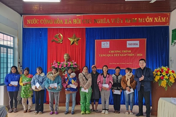 Báo Văn Hoá trao tặng quà Tết cho các hộ nghèo ở Kon Tum - Anh 1