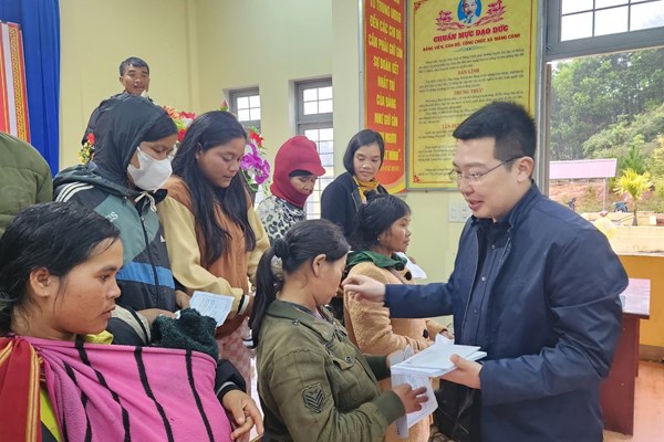 Báo Văn Hoá trao tặng quà Tết cho các hộ nghèo ở Kon Tum - Anh 3