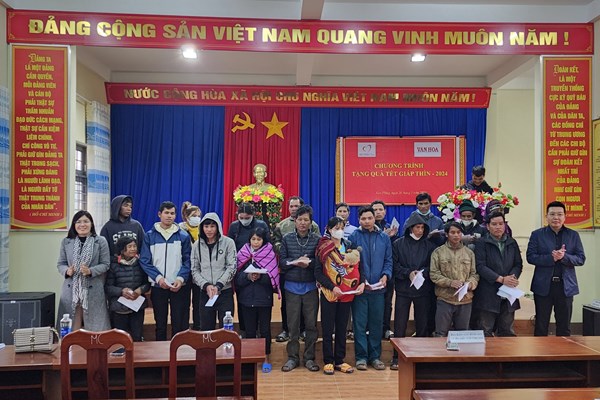 Báo Văn Hoá trao tặng quà Tết cho các hộ nghèo ở Kon Tum - Anh 2