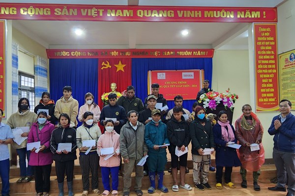 Báo Văn Hoá trao tặng quà Tết cho các hộ nghèo ở Kon Tum - Anh 4
