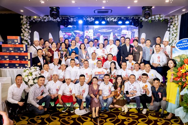 Hội Đầu bếp Hoàng Gia Việt Nam trao 50 phần quà cho người khó khăn - Anh 1