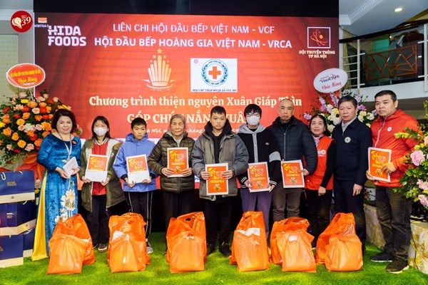 Hội Đầu bếp Hoàng Gia Việt Nam trao 50 phần quà cho người khó khăn - Anh 2